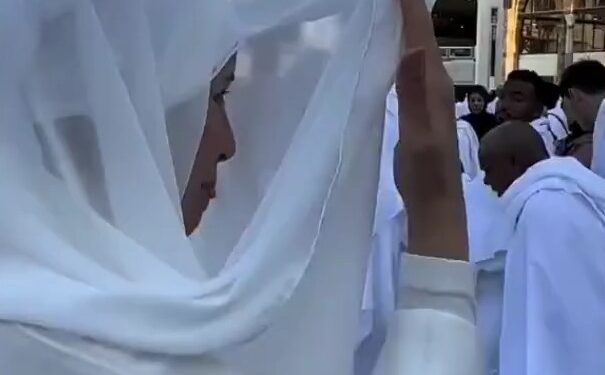 فتاة تفاجئ والدتها أمام الكعبة أثناء تأدية مناسك العمرة