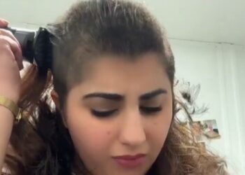 حزن وألم كبير في عينها.. فتاة تحلق شعرها على الهواء قبل جلسات علاج الكيماوي