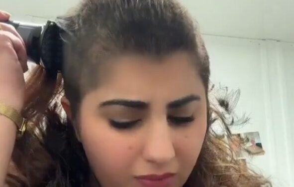 حزن وألم كبير في عينها.. فتاة تحلق شعرها على الهواء قبل جلسات علاج الكيماوي