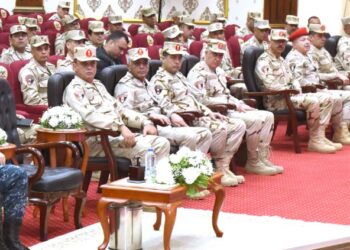 لتوحيد المفاهيم ذات الصلة بالأمن القومي المصري.. وزير الدفاع يلتقي مقاتلي المنطقة المركزية العسكرية