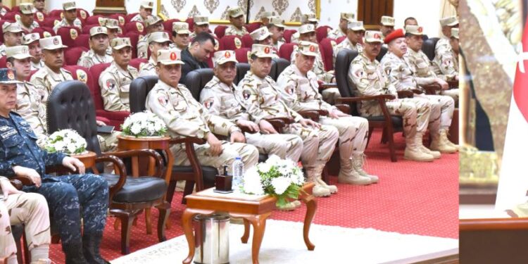 لتوحيد المفاهيم ذات الصلة بالأمن القومي المصري.. وزير الدفاع يلتقي مقاتلي المنطقة المركزية العسكرية