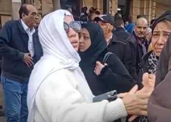 الفنانة سماء إبراهيم ترتدي الأبيض في وداع والدتها إلى مثواها الأخير