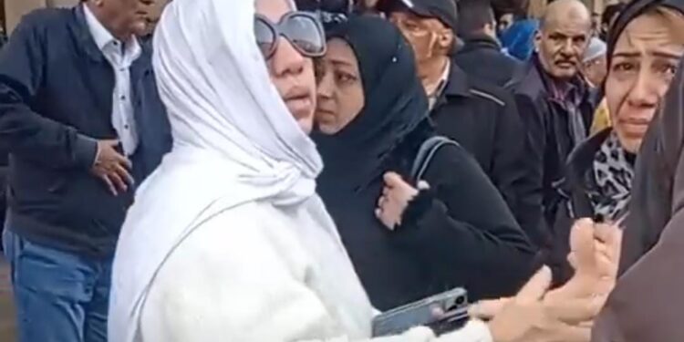 الفنانة سماء إبراهيم ترتدي الأبيض في وداع والدتها إلى مثواها الأخير