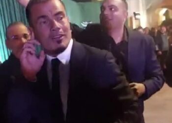 عمرو دياب في قفص الاتهام بعد وصف سائقه بالحيوان أمام المعجبين