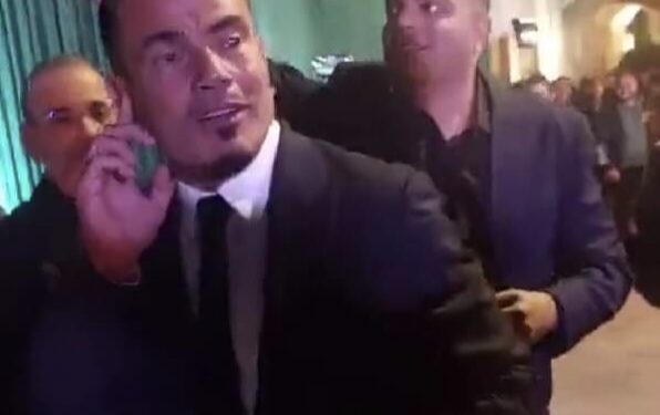 عمرو دياب في قفص الاتهام بعد وصف سائقه بالحيوان أمام المعجبين