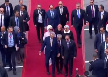 الرئيس السيسي يستقبل الرئيس التركي رجب طيب أردوغان في مطار القاهرة