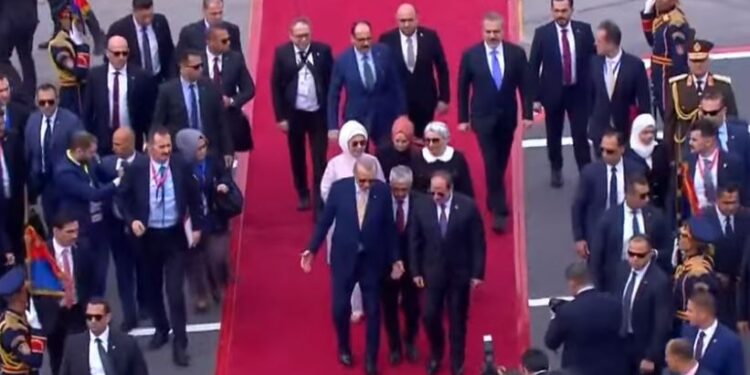 الرئيس السيسي يستقبل الرئيس التركي رجب طيب أردوغان في مطار القاهرة