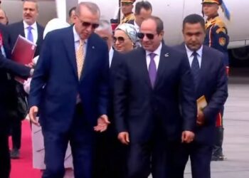 الرئيس السيسي يستقبل الرئيس التركي رجب طيب أردوغان في مطار القاهرة