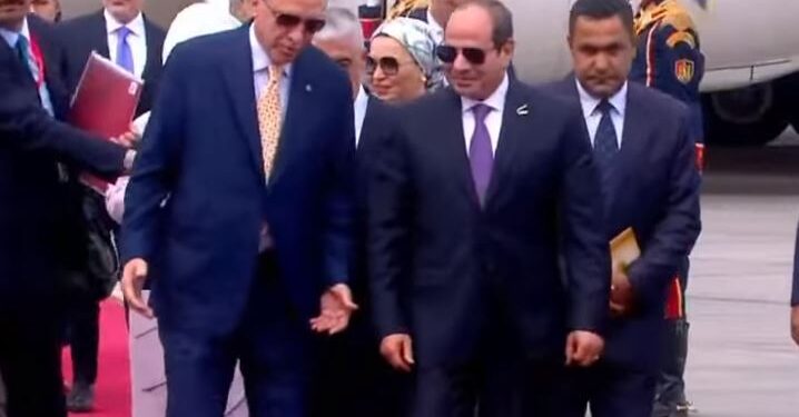 الرئيس السيسي يستقبل الرئيس التركي رجب طيب أردوغان في مطار القاهرة