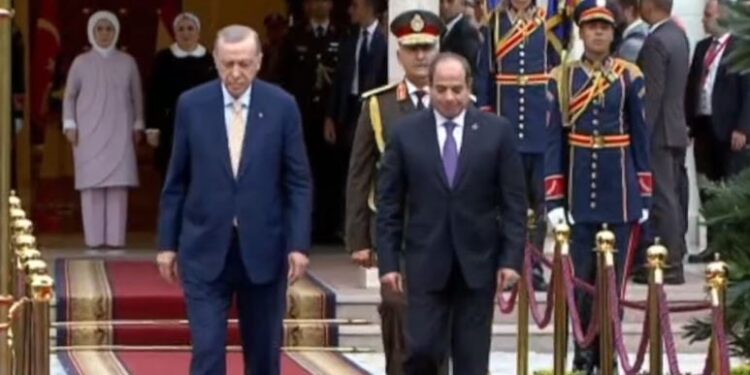 الرئيس السيس ينظم مراسم استقبال رسمية حافلة للرئيس التركي في قصر الاتحادية