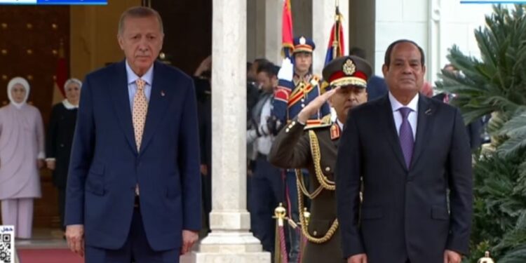 الرئيس السيسي ينظم مراسم استقبال رسمية حافلة للرئيس التركي في قصر الاتحادية