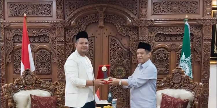 المنظمة المحمدية بإندونيسيا تُكرم رئيس مجلس أمناء مجلس الشباب المصري