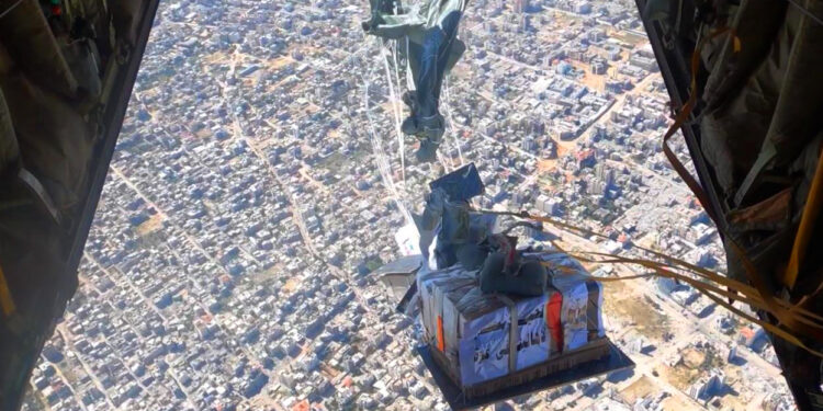 مصر تواصل أعمال الإسقاط الجوي اليومي للمساعدات الإنسانية على شمال قطاع غزة