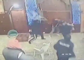 شخص يهاجم مصليين في مسجد بالأردن ويصيب 4 طعنًا 