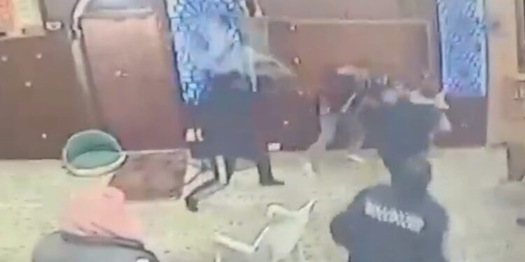 شخص يهاجم مصليين في مسجد بالأردن ويصيب 4 طعنًا