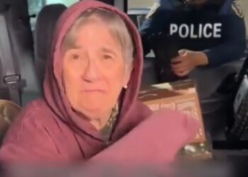 ابني طردني.. مسنة تلجأ للعيش في سيارتها بسبب زوجة ابنها