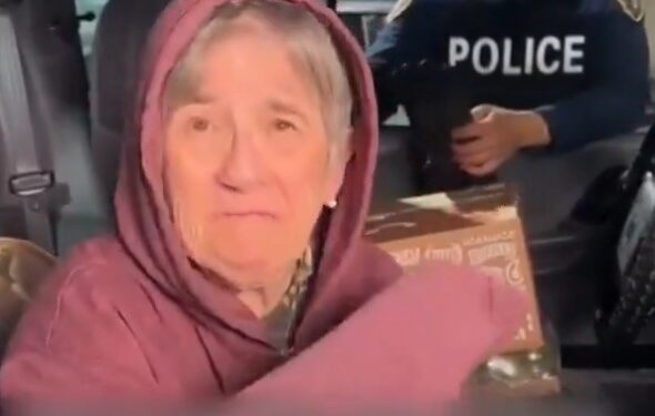 ابني طردني.. مسنة تلجأ للعيش في سيارتها بسبب زوجة ابنها