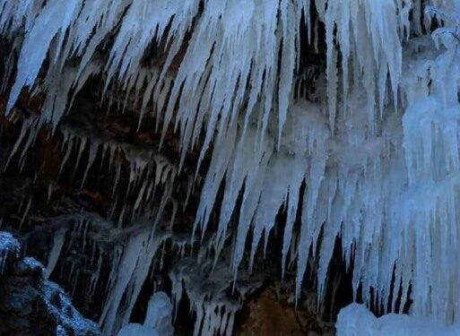 شلال متجمد في العراق يثير الإعجاب والدهشة