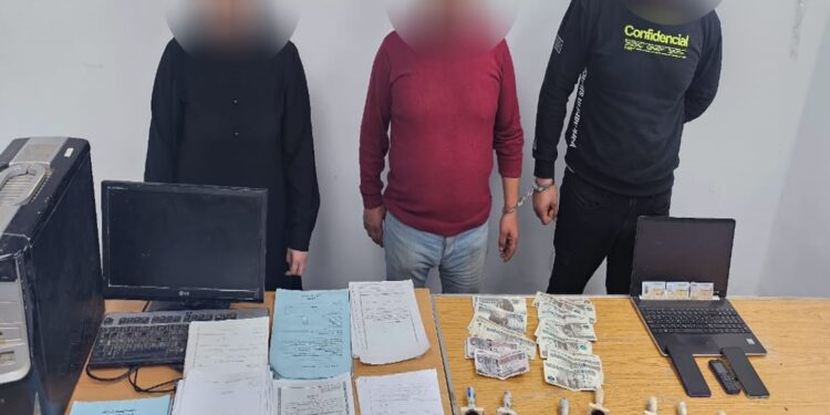 ضبط تشكيل عصابي قام بتزوير محررات رسمية وترويجها عبر فيسبوك