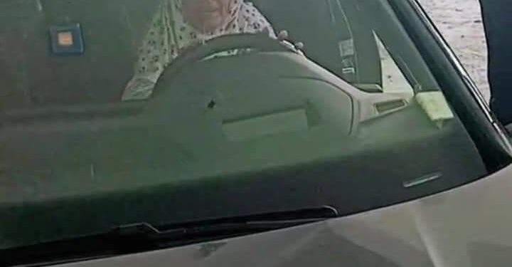 لكسب البركة.. شاب جزائري يصر على أن تقود الأم سيارته الجديدة