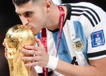 زوجة الأرجنتيني إيزيكيل بالاسيوس تسرق قميصه وتبيع ميداليته.. تفاصيل