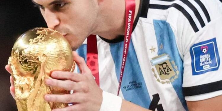 زوجة الأرجنتيني إيزيكيل بالاسيوس تسرق قميصه وتبيع ميداليته.. تفاصيل