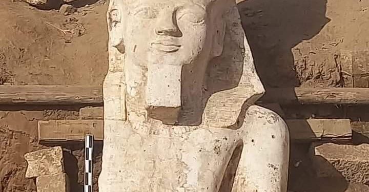 اكتشاف أثري جديد.. الكشف عن الجزء العلوي لـ تمثال رمسيس الثاني بالأشمونين في المنيا