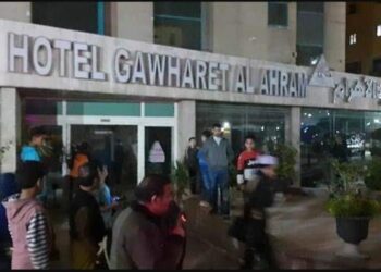 تفاصيل اندلاع حريق فندق الجوهرة بشارع الهرم.. شهود عيان: ساونا السبب!