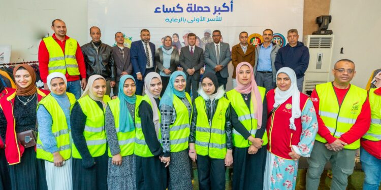 صندوق تحيا مصر يطلق دكان الفرحة في محافظة دمياط وجامعة سوهاج بتوفير 60 ألف قطعة ملابس جديدة للأسر الأولى بالرعاية