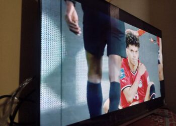 مصر ضد نيوزيلندا.. إصابة إمام عاشور بالكتف في كرة مشتركة . ومطالبات بركلة جزاء للفراعنة