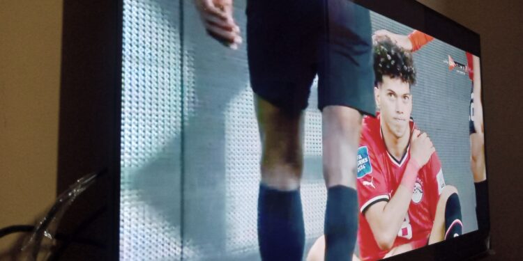 مصر ضد نيوزيلندا.. إصابة إمام عاشور بالكتف في كرة مشتركة . ومطالبات بركلة جزاء للفراعنة