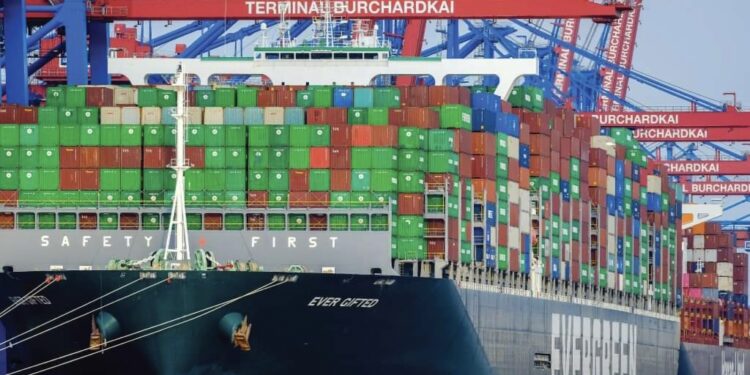 رسالة طمأنة للمواطنين.. خبراء: الإفراج الفوري عن البضائع في مختلف الموانئ ستؤدي لانفراجة كبيرة وتحقق توازن في الأسعار