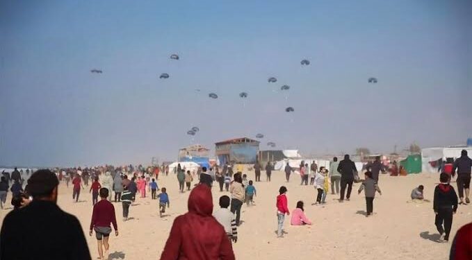 الولايات المتحدة تنفذ أول عملية إسقاط جوي للمساعدات على قطاع غزة