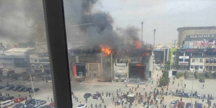 عاجل.. اندلاع حريق هائل في البنك العربي الإفريقي في التجمع الخامس