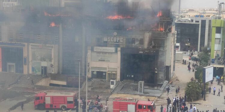 عاجل.. اندلاع حريق هائل في البنك العربي الإفريقي في التجمع الخامس