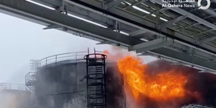 الدفاع الأوكرانية تشن هجوما على القاعدة الجوية الروسية