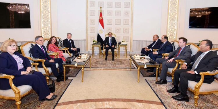 الرئيس السيسي يلتقي وزير الخارجية الأمريكي للتشاور في القضايا الإقليمية والدولية
