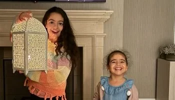 محمد صلاح ينشر صورة لابنتيه مكة وكيان وهما يحتفلان بـ شهر رمضان