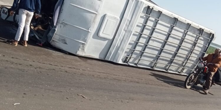 مصرع وإصابة 15 شخصًا في حادث انقلاب أتوبيس عمال مصنع بطريق المطرية بورسعيد