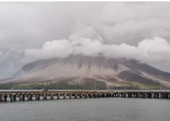 ارتفع أكثر من 70 ألف قدم جوا.. ثوران بركان إندونيسيا يدفع المئات للنزوح من مناطقهم