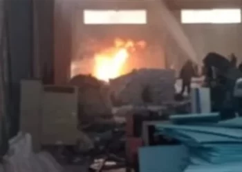 السيطرة على حريق في الطابق الأول داخل مصنع كبريت بالحوامدية