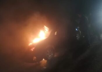 حريق هائل في سيارة على كورنيش الإسكندرية بمنطقة الشاطبي