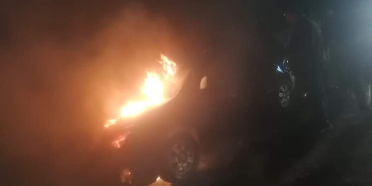 حريق هائل في سيارة على كورنيش الإسكندرية بمنطقة الشاطبي