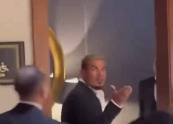 هتخش ورايا الحمام؟.. عمرو دياب ينفعل على معجبين يلاحقونه خلال حفل نجل محمد فؤاد 
