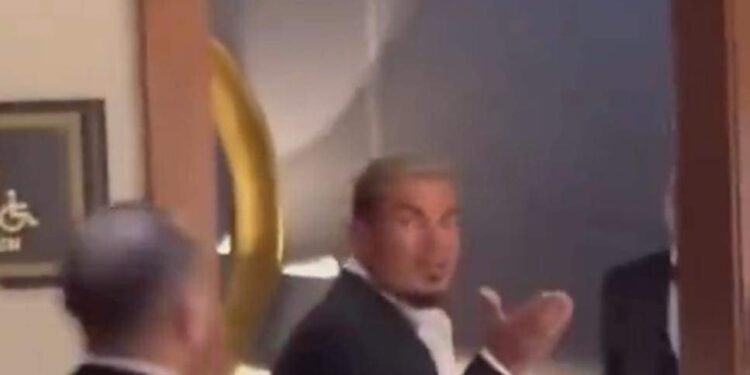 هتخش ورايا الحمام؟.. عمرو دياب ينفعل على معجبين يلاحقونه خلال حفل نجل محمد فؤاد 