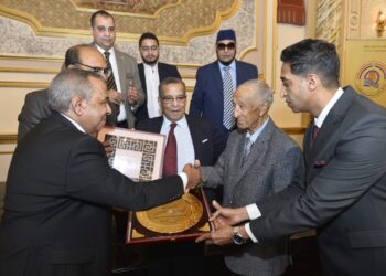 قنا تكرم الإعلامي فهمي عمر.. طارق رسلان: الإذاعي الكبير رمز وقدم لوطنه الكثير