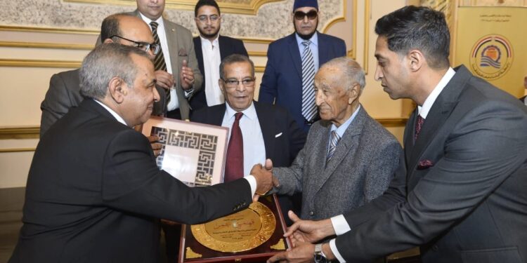 قنا تكرم الإعلامي فهمي عمر.. طارق رسلان: الإذاعي الكبير رمز وقدم لوطنه الكثير