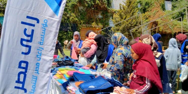 راعي مصر عضو التحالف الوطني توزع ملابس العيد على ٥ آلاف أسرة في المحافظات