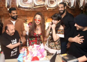 بالصور.. دوللي شاهين تحتفل بالانتهاء من مونتاج كليب ” دوللي ست البنات” 