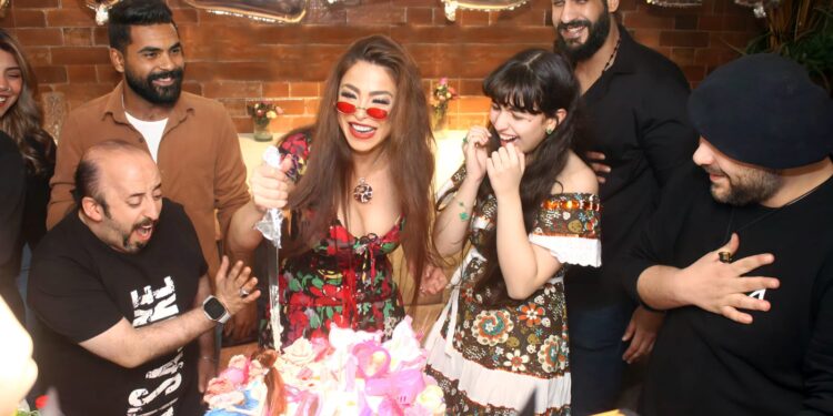 بالصور.. دوللي شاهين تحتفل بالانتهاء من مونتاج كليب ” دوللي ست البنات” 